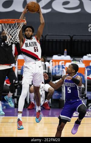 Sacramento, Californie, États-Unis. 13 janvier 2021. Portland Trail Blazers avance Derrick Jones Jr. (55) duns le ballon sur Sacramento Kings Guard de'Aaron Fox (5) dans le deuxième trimestre lors d'un match au Golden 1 Centre le mercredi 13 janvier 2021 à Sacramento. Crédit : Paul Kitagaki Jr./ZUMA Wire/Alay Live News Banque D'Images