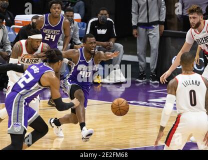 Sacramento, Californie, États-Unis. 13 janvier 2021. Sacramento Kings forward Harrison Barnes (40) perd le contrôle du ballon au premier trimestre lors d'un match au Golden 1 Centre le mercredi 13 janvier 2021 à Sacramento. Crédit : Paul Kitagaki Jr./ZUMA Wire/Alay Live News Banque D'Images