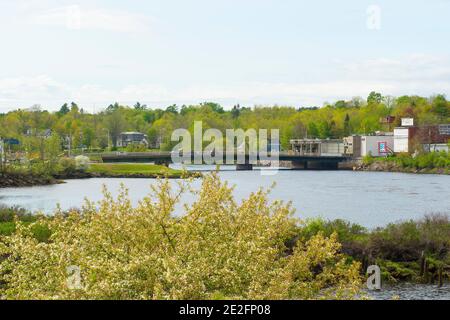 Le pont traversant la rivière Sainte Croix relie Calais, Maine, USA Left et Saint Stephen, Nouveau-Brunswick, Canada à Calais, Maine, USA. Calais est à la frontière. Banque D'Images