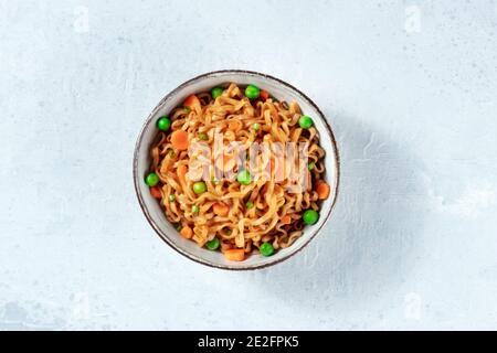 Nouilles instantanées avec légumes dans un bol, dose au-dessus Banque D'Images