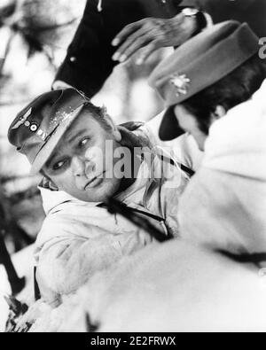 RICHARD BURTON et CLINT EASTWOOD sur le terrain ont fait du plein air lors du tournage DE LÀ OÙ LES AIGLES OSENT 1968 réalisateur BRIAN G. HUTTON Story / scénario Alistair MacLean Music Ron Goodwin producteurs Elliot Kastner et Jerry Gershwin Gershwin-Kastner Productions / Winkast film Productions / Metro Goldwyn Mayer Banque D'Images