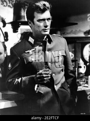 CLINT EASTWOOD dans l'uniforme nazi au Bar où LES AIGLES OSENT 1968 réalisateur BRIAN G. HUTTON Story / scénario Alistair MacLean musique Ron Goodwin producteurs Elliot Kastner et Jerry Gershwin Gershwin-Kastner Productions / Winkast film Productions / Metro Goldwyn Mayer Banque D'Images