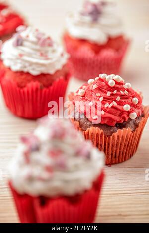 Bonbons de Saint-Valentin. Petits gâteaux décorés de perles, gros plan Banque D'Images