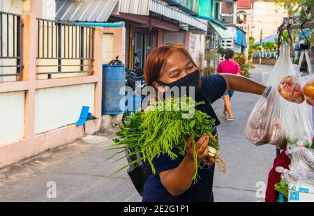 Thaïlande pendant le confinement à Covid 19 fois, tout en faisant du shopping dans une cabine de légumes dans les rues Banque D'Images