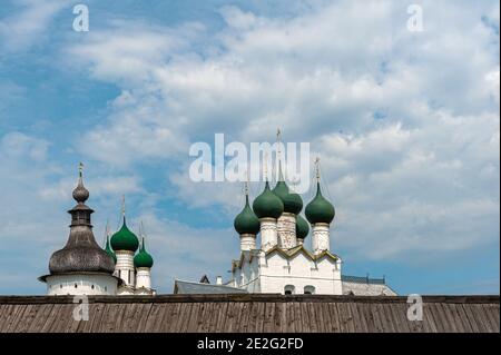 Rostov Veliky, région de Yaroslavl, anneau d'or de Russie. Les dômes de l'église de la Résurrection sont entourés par le mur du Kremlin. Banque D'Images
