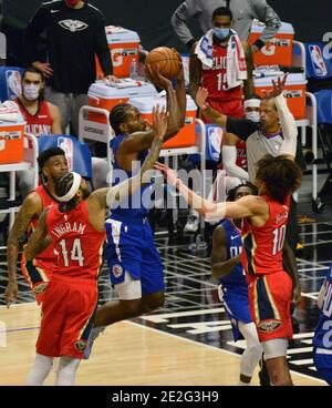 Los Angeles, États-Unis. 13 janvier 2021. Kawhi Leonard, avant de Los Angeles Clippers, a obtenu un score par rapport à Brandon Ingram (14) et Jaxson Hayes (10), avant la Nouvelle-Orléans, au cours du quatrième trimestre au Staples Center de Los Angeles, le mercredi 13 janvier 2021. Les Clippers ont battu les pélicans à main courte 111-106. Photo de Jim Ruymen/UPI crédit: UPI/Alay Live News Banque D'Images