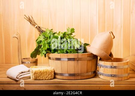 divers accessoires de sauna dans un sauna en bois Banque D'Images