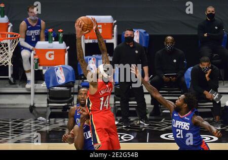 Los Angeles, États-Unis. 13 janvier 2021. La garde de la Nouvelle-Orléans, Brandon Ingram, a obtenu un score par rapport à l'avant-garde des Los Angeles Clippers, Serge Ibaka, lors du quatrième trimestre au Staples Center de Los Angeles, le mercredi 13 janvier 2021. Les Clippers ont battu les pélicans à main courte 111-106. Photo de Jim Ruymen/UPI crédit: UPI/Alay Live News Banque D'Images