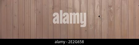 Mur en bois brun en planches, surface texturée de l'intérieur de la maison. Panorama de la texture des planches en bois Banque D'Images