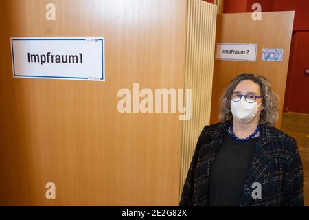 Weimar, Allemagne. 13 janvier 2021. Heike Werner (à gauche), ministre du travail, des affaires sociales, des femmes et de la famille de Thuringe, visite le centre de vaccination du centre jeunesse et culturel mon ami. Aujourd'hui, les premières pratiques de vaccination en Thuringe commencent leur travail. Au départ, seules les personnes prioritaires seront vaccinées, y compris les personnes âgées de plus de 80 ans et les employés des services de soins et de sauvetage. Credit: Michael Reichel/dpa-Zentralbild/dpa/Alay Live News Banque D'Images