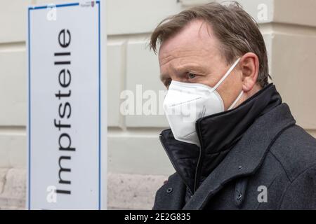 Weimar, Allemagne. 13 janvier 2021. Bodo Ramelow (à gauche), Premier ministre de Thuringe, visite le centre de vaccination du centre jeunesse et culturel mon ami. Aujourd'hui, les premières pratiques de vaccination en Thuringe commencent leur travail. Au départ, seules les personnes prioritaires seront vaccinées, y compris les personnes âgées de plus de 80 ans et les employés des services de soins et de sauvetage. Credit: Michael Reichel/dpa-Zentralbild/dpa/Alay Live News Banque D'Images