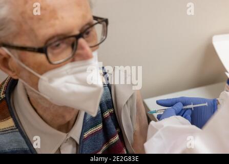 Weimar, Allemagne. 13 janvier 2021. Hans-Otto Herrmann se fait vacciner contre Corona avec le vaccin Biontech/Pfizer au centre de vaccination du centre jeunesse et culturel mon ami. Aujourd'hui, les premières pratiques de vaccination en Thuringe commencent leur travail. Au départ, seules les personnes prioritaires seront vaccinées, y compris les personnes âgées de plus de 80 ans et les employés des services de soins infirmiers et d'urgence. Credit: Michael Reichel/dpa-Zentralbild/dpa/Alay Live News Banque D'Images