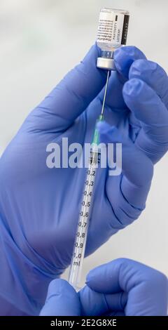 Weimar, Allemagne. 13 janvier 2021. Une femme prépare le vaccin de Biontech/Pfizer au bureau de vaccination du centre culturel et de jeunesse mon ami. Aujourd'hui, les premières pratiques de vaccination en Thuringe commencent leur travail. Au départ, seules les personnes prioritaires seront vaccinées, y compris les personnes âgées de plus de 80 ans et les employés des services infirmiers et d'urgence. Credit: Michael Reichel/dpa-Zentralbild/dpa/Alay Live News Banque D'Images