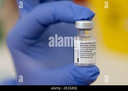 Weimar, Allemagne. 13 janvier 2021. Une femme présente un flacon avec le vaccin de Biontech/Pfizer au bureau de vaccination du centre jeunesse et culturel mon ami. Aujourd'hui, les premières pratiques de vaccination en Thuringe commencent leur travail. Au départ, seules les personnes prioritaires seront vaccinées, y compris les personnes âgées de plus de 80 ans et les employés des services de soins infirmiers et d'urgence. Credit: Michael Reichel/dpa-Zentralbild/dpa/Alay Live News Banque D'Images