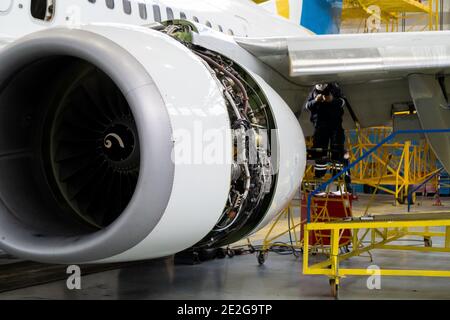 Ukraine, Kiev - 25 novembre 2020: Détails du moteur turbopropulseur. Hélice d'avion. Mécanisme et dispositif de turbine. Visse l'intérieur de l'appareil. Banque D'Images