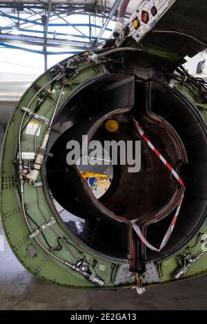 Ukraine, Kiev - 25 novembre 2020: Détails du moteur turbopropulseur. Hélice d'avion. Mécanisme et dispositif de turbine. Visse l'intérieur de l'appareil. Banque D'Images