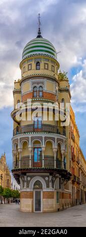 Séville, Espagne - 10 janvier 2021 : vue sur le bâtiment historique de la Adriatica à Séville Banque D'Images