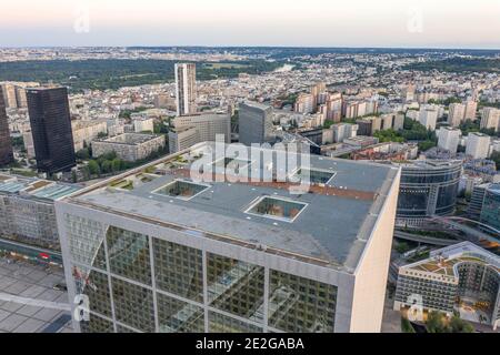 Paris, France - 20 juin 2020 : tir de drone aérien sur le toit de gratte-ciel de la Défense Banque D'Images