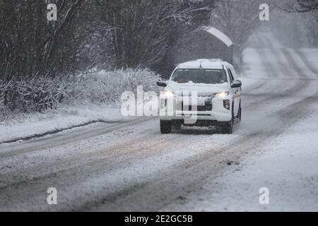 B6278 Road, Teesdale, comté de Durham, Royaume-Uni. 14 janvier 2021. Météo Royaume-Uni. Avec un avertissement météorologique ambre en vigueur dans certaines régions du Royaume-Uni, de fortes chutes de neige affectent les routes du nord-est de l'Angleterre, comme la B6278 à Teesdale, dans le comté de Durham, ce matin. Crédit : David Forster/Alamy Live News Banque D'Images