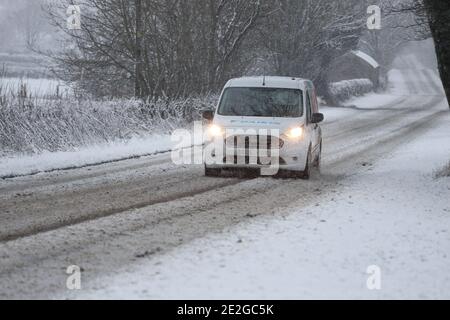 B6278 Road, Teesdale, comté de Durham, Royaume-Uni. 14 janvier 2021. Météo Royaume-Uni. Avec un avertissement météorologique ambre en vigueur dans certaines régions du Royaume-Uni, de fortes chutes de neige affectent les routes du nord-est de l'Angleterre, comme la B6278 à Teesdale, dans le comté de Durham, ce matin. Crédit : David Forster/Alamy Live News Banque D'Images