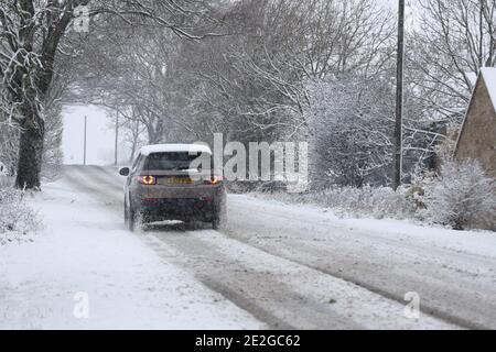 B6278 Road, Teesdale, comté de Durham, Royaume-Uni. 14 janvier 2021. Météo Royaume-Uni. Avec un avertissement météorologique ambre en vigueur dans certaines régions du Royaume-Uni, de fortes chutes de neige affectent les routes du nord-est de l'Angleterre, comme la B6278 à Teesdale, dans le comté de Durham, ce matin. Crédit : David Forster/Alamy Live News Banque D'Images