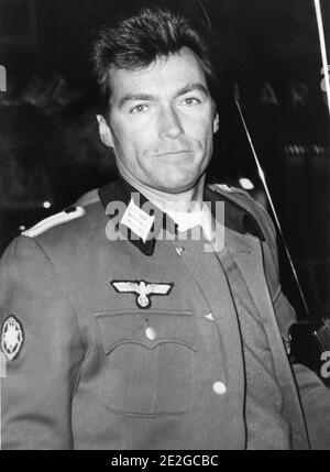 CLINT EASTWOOD dans l'uniforme nazi sur place a fait le cinéma pendant le tournage DE LÀ OÙ LES AIGLES OSENT 1968 réalisateur BRIAN G. HUTTON Story / scénario Alistair MacLean musique Ron Goodwin producteurs Elliot Kastner et Jerry Gershwin Gershwin-Kastner Productions / Winkast film Productions / Metro Goldwyn Mayer Banque D'Images