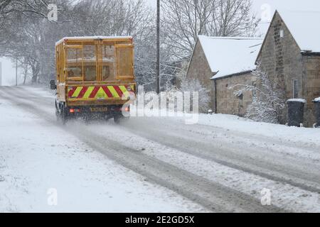 B6278 Road, Teesdale, comté de Durham, Royaume-Uni. 14 janvier 2021. Météo Royaume-Uni. Avec un avertissement météorologique ambre en vigueur dans certaines régions du Royaume-Uni, de fortes chutes de neige affectent les routes du nord-est de l'Angleterre, comme la B6278 à Teesdale, dans le comté de Durham, ce matin. Crédit : David Forster/Alamy Live News Banque D'Images