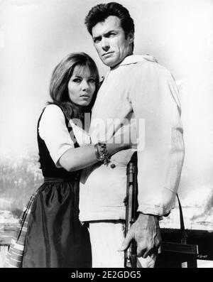 INGRID PITT et CLINT EASTWOOD sur place portrait publicitaire pour WHERE EAGLES DARE 1968 réalisateur BRIAN G. HUTTON Story / scénario Alistair MacLean Music Ron Goodwin producteurs Elliot Kastner et Jerry Gershwin Gershwin-Kastner Productions / Winkast film Productions / Metro Goldwyn Mayer Banque D'Images