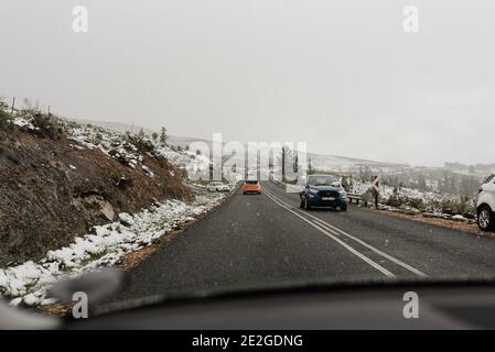 CAPE TOWN, AFRIQUE DU SUD - 28 août 2020 : conduite à Cape Town, Afrique du Sud pendant l'hiver avec chute de neige. Banque D'Images