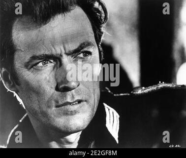 CLINT EASTWOOD est un portrait franc en action du lieutenant Schaffer, OÙ LES AIGLES OSENT le réalisateur Brian G. HUTTON 1968 Histoire / scénario Alistair MacLean Music Ron Goodwin producteurs Elliot Kastner et Jerry Gershwin Gershwin-Kastner Productions / Winkast film Productions / Metro Goldwyn Mayer Banque D'Images