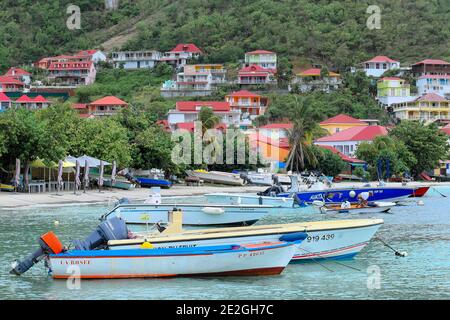 Guadeloupe : bateaux de pêche et barges colorés sur l'île des Saintes Banque D'Images