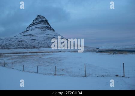 Vue panoramique paysage de montagne enneigé et isolé, Kirkjufell Mountain, Islande Banque D'Images