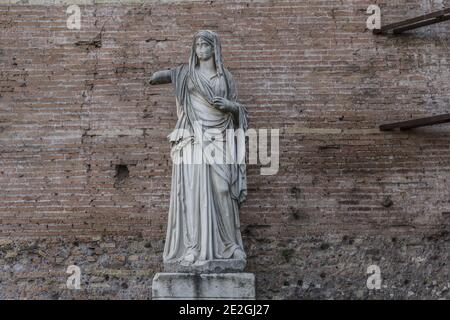 Gros plan de la statue de la Vierge de Vestal dans la Maison de Vestal au Forum romain, Rome, Italie Banque D'Images