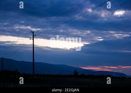 Des nuages spectaculaires au crépuscule sur les montagnes de Rhodope, bulgarie Banque D'Images