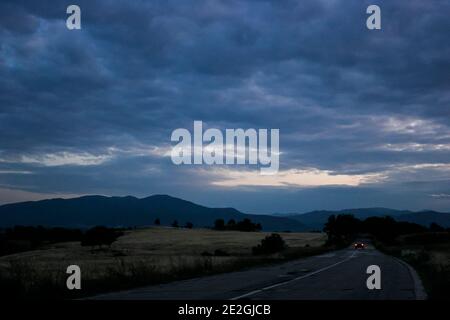 Des nuages spectaculaires au crépuscule sur les montagnes de Rhodope, bulgarie Banque D'Images