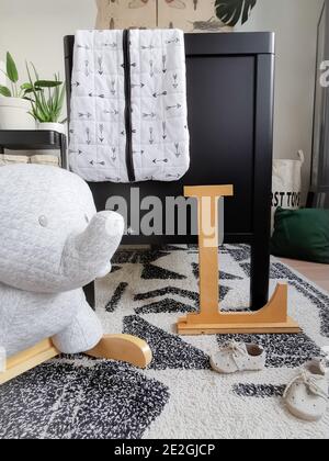 Chambre de bébé moderne noire et blanche avec détails en bois. Banque D'Images