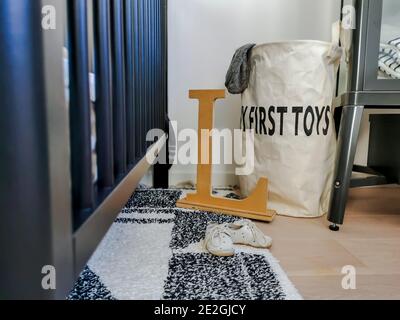 Bébé moderne noir et blanc avec un grand sac de rangement pour les jouets. Banque D'Images