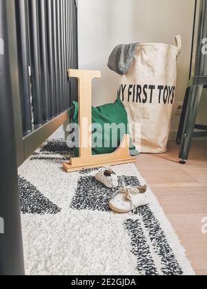 Chambre de bébé moderne noire et blanche avec détails en bois. Banque D'Images
