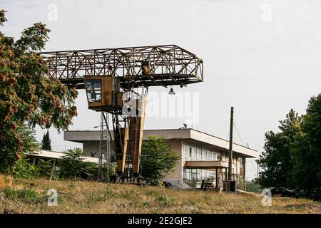 Ancien pont roulant industriel rouillé également appelé statif ou Pont roulant à une gare de Bulgarie Banque D'Images