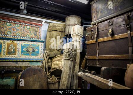 De vieux troncs et coffres anciens à vendre dans une cour de récupération de la vieille ville de Plovdiv, Bulgarie Banque D'Images