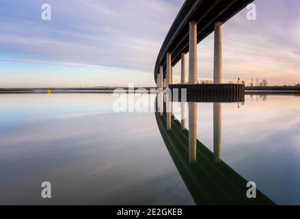 Le passage de Shepey; un pont au-dessus de l'estuaire de Swale reliant l'île de Shepey au Kent continental. Banque D'Images