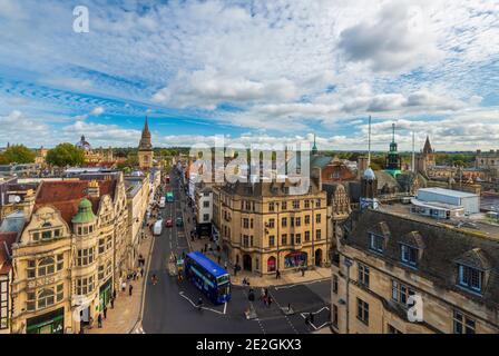 Vue sur Oxford High Street depuis la tour Carfax. Oxford, Angleterre. Banque D'Images