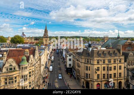 Vue sur Oxford High Street depuis la tour Carfax. Oxford, Angleterre. Banque D'Images