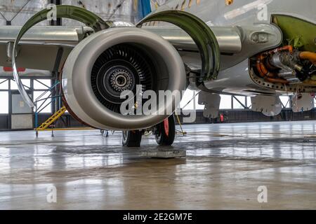 Ukraine, Kiev - 25 novembre 2020: Détails du moteur turbopropulseur. Hélice d'avion. Mécanisme et dispositif de turbine. Visse l'intérieur de l'appareil. Banque D'Images