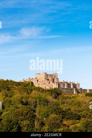 Château de Douvres ; un château médiéval historique au sommet des falaises blanches de Douvres, dans le Kent. Banque D'Images