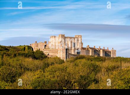 Château de Douvres ; un château médiéval historique au sommet des falaises blanches de Douvres, dans le Kent. Banque D'Images