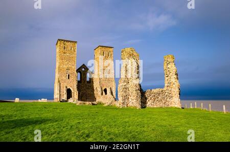 Lumière d'orage à Reculver Towers ; une église médiévale et site d'un fort romain sur la côte nord du Kent. Banque D'Images