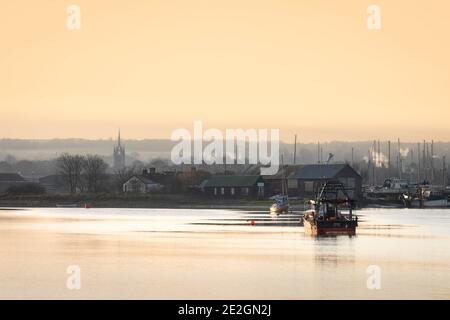 Faversham Creek sur la côte nord du Kent avec l'emblématique église Sainte Marie de Charité de Faversham au loin. Banque D'Images