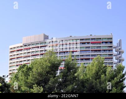 Marseille (sud-est de la France) : le Brasilia, édifice de 22 étages, classé au patrimoine du XXe siècle, construit en 1967 près de l'immeuble d'appartements cite Ra Banque D'Images