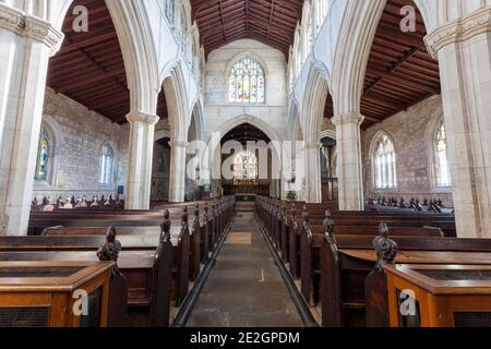 Vue intérieure sur la nef, l'allée et le sanctuaire de St, l'église paroissiale de Mary à Tickhill, dans le sud du Yorkshire Banque D'Images